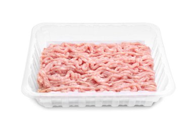 Çiğ tavuk kıymalı et kabın içinde yalıtılmış beyaz.