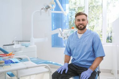 Klinikteki iş yerindeki profesyonel dişçinin portresi