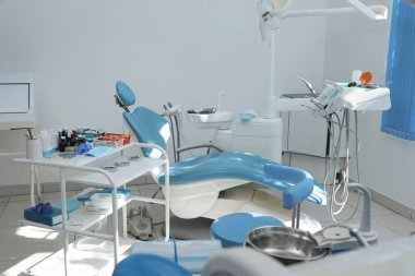 Dişçinin ofis içi sandalye ve modern ekipmanlarla dolu.