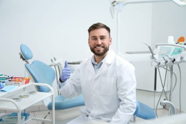 Klinikteki iş yerindeki profesyonel dişçinin portresi
