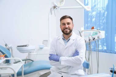 Klinikteki iş yerindeki profesyonel dişçinin portresi