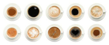 Beyaz arka planda, nefis aromalı kahve fincanları, üst manzara. Pankart tasarımı