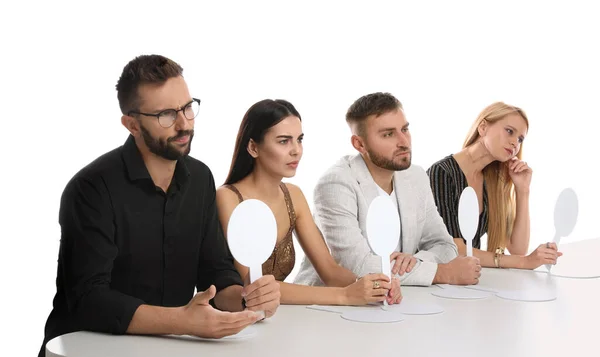 Painel Juízes Decepcionados Segurando Sinais Pontuação Branco Mesa Sobre Fundo — Fotografia de Stock