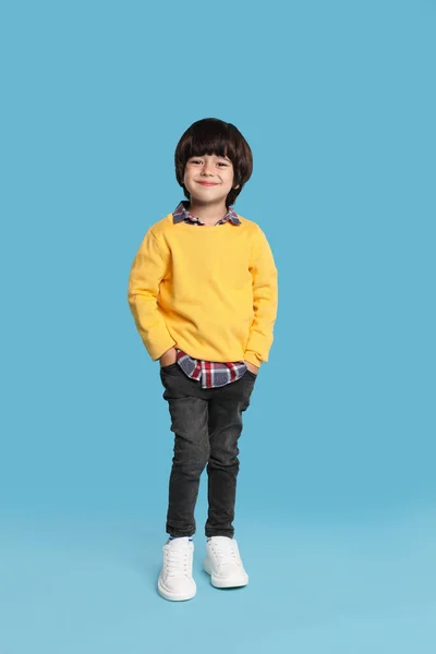 Pełna Długość Portret Cute Little Boy Jasnoniebieskim Tle — Zdjęcie stockowe