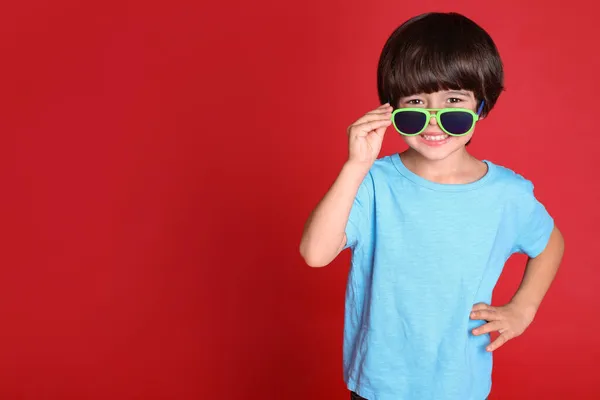 Lindo Niño Pequeño Con Gafas Sol Sobre Fondo Rojo Espacio —  Fotos de Stock