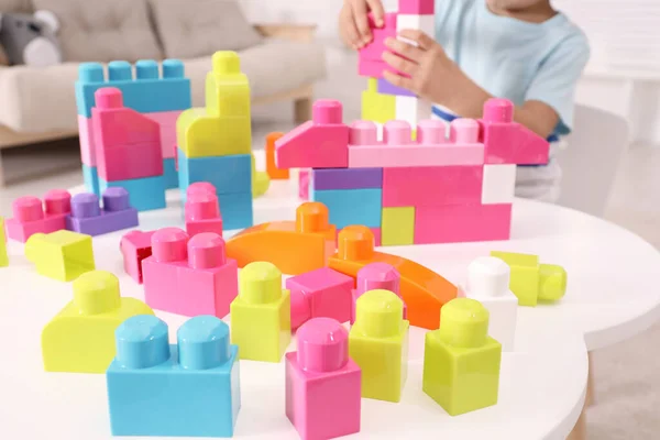 Niño Pequeño Jugando Con Bloques Construcción Colores Mesa Interior Primer —  Fotos de Stock