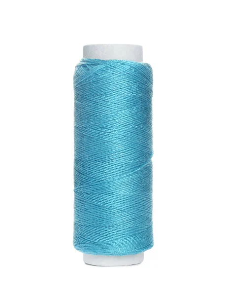 白に隔離された薄青の縫製糸のスプール — ストック写真
