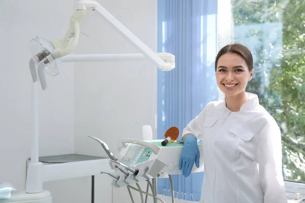 Ritratto Dentista Professionista Sul Posto Lavoro Clinica — Foto Stock