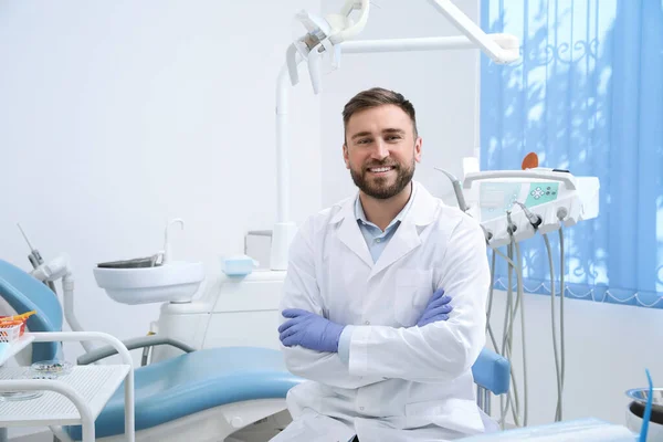 Portret Profesjonalnego Dentysty Miejscu Pracy Klinice — Zdjęcie stockowe
