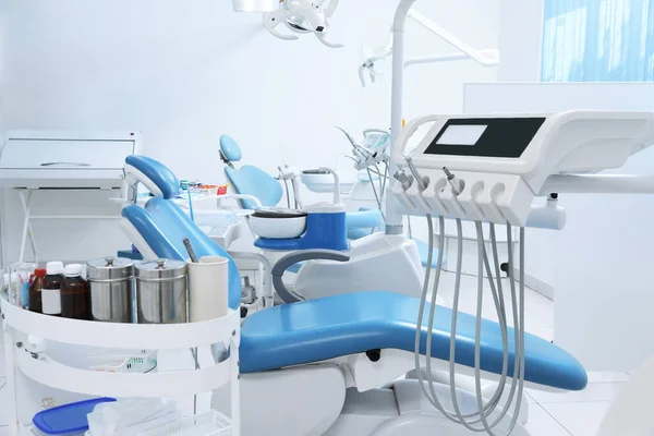 Οδοντίατρος Εσωτερικό Γραφείο Καρέκλα Και Σύγχρονο Εξοπλισμό — Φωτογραφία Αρχείου