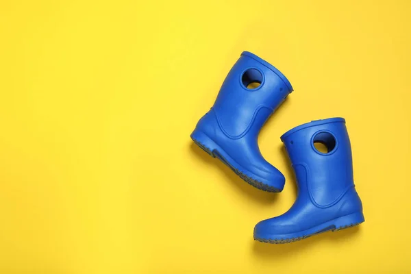 Pair Bright Blue Rubber Boots Yellow Background Top View Space — Stock Photo, Image