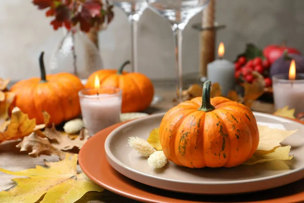 Schöne Herbstliche Tischdekoration Und Dekoration Auf Dem Tisch Nahaufnahme Raum — Stockfoto