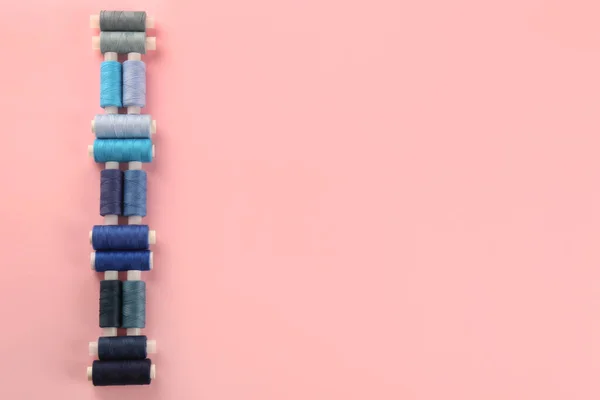 Růžovém Pozadí Ležely Různé Odstíny Modrých Šicích Nití Ploché Mezera — Stock fotografie