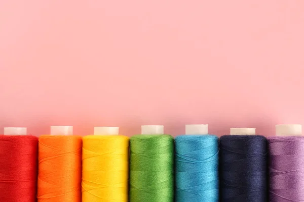 Diferentes Fios Costura Coloridos Fundo Rosa Flat Lay Espaço Para — Fotografia de Stock