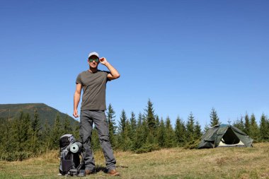 Güneşli bir günde dağlarda sırt çantalı bir turist. Metin için boşluk