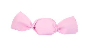 Açık pembe ambalajlı leziz şekerler beyaza izole edilmiş.