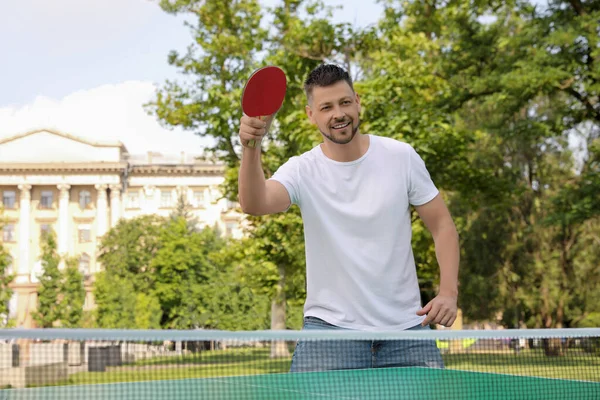 Hombre Feliz Jugando Ping Pong Aire Libre Día Verano —  Fotos de Stock