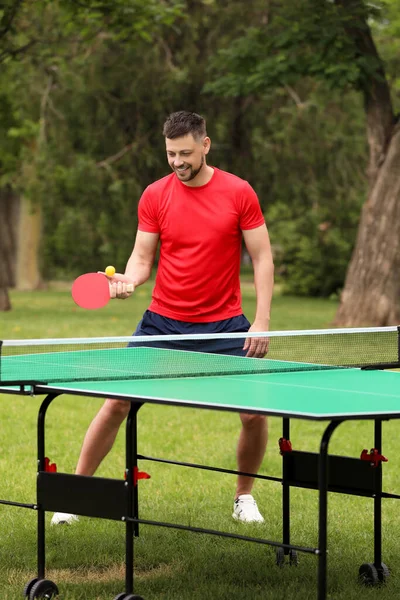 Mutlu Adam Yaz Günü Dışarıda Masa Tenisi Oynuyor — Stok fotoğraf