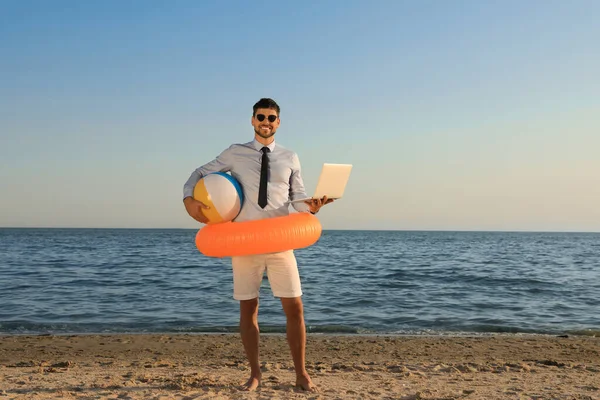 Hombre Feliz Con Anillo Inflable Bola Portátil Cerca Del Mar — Foto de Stock