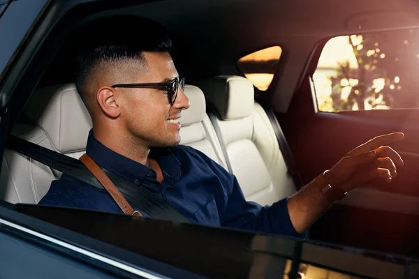 Empresario Sentado Asiento Trasero Taxi Moderno — Foto de Stock