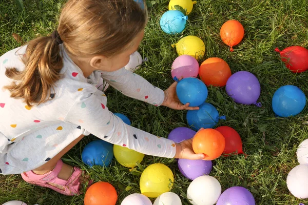 Bambina Con Bombe Acqua Erba Verde Vista Sopra — Foto Stock