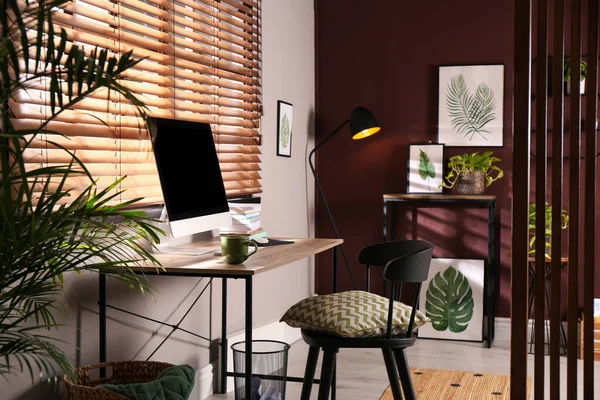 舒适的工作环境 房间里有现代化的电脑和时髦的家具 室内设计 — 图库照片