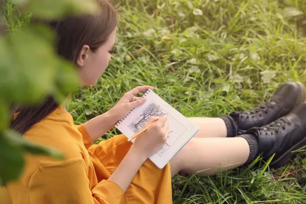 Young Woman Drawing Pencil Notepad While Sitting Green Grass — Stock Photo, Image