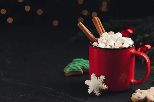 Delicioso Chocolate Caliente Con Malvaviscos Canela Galletas Jengibre Mesa Negra — Foto de Stock