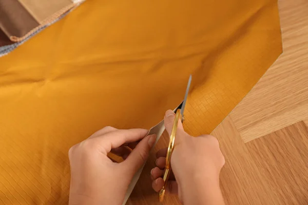 Kvinna Skära Orange Läder Med Sax Vid Träbord Närbild — Stockfoto