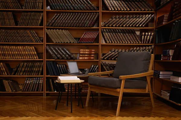 Accogliente Interno Della Biblioteca Domestica Con Comoda Poltrona Laptop Collezione — Foto Stock