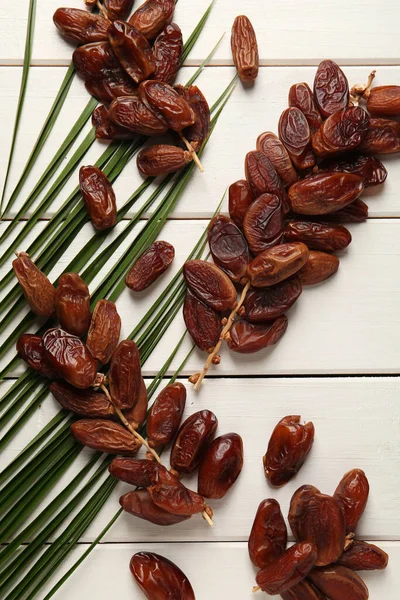 Süß Getrocknete Datteln Mit Palmblatt Auf Weißem Holztisch Flach Gelegt — Stockfoto