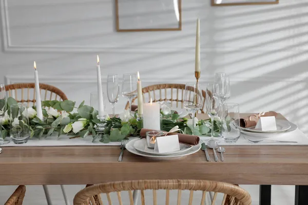 美しい食器や装飾が室内でのお祭りのテーブルセッティング — ストック写真