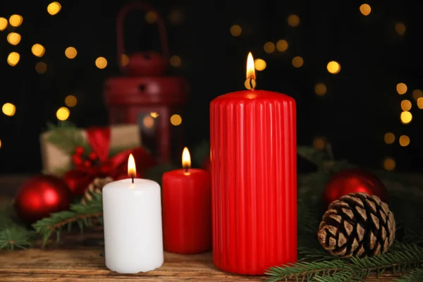 Velas Chamas Decoração Natal Mesa Madeira Contra Luzes Festivas Desfocadas — Fotografia de Stock