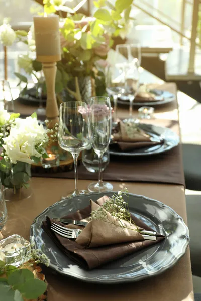 Feestelijke Tafelschikking Met Mooi Servies Bloemdecoratie Restaurant — Stockfoto