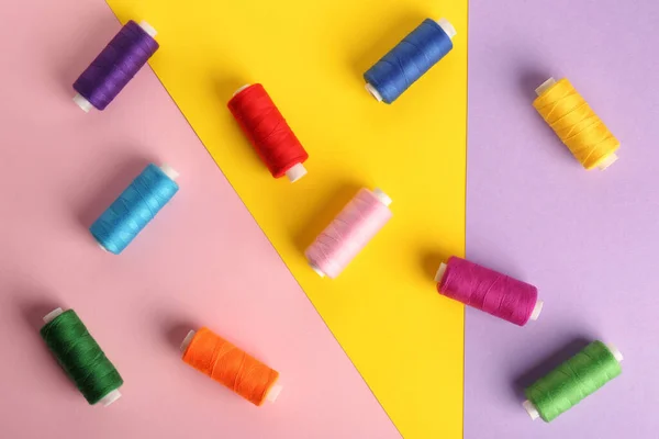 Διαφορετικές Κλωστές Ράψιμο Στο Φόντο Χρώμα Επίπεδη Lay — Φωτογραφία Αρχείου