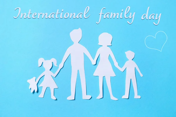 纸上人物的父母和他们的孩子在浅蓝色的背景 顶视图 家庭日快乐 — 图库照片