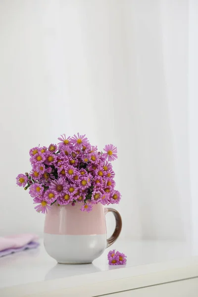 Чашка Красивыми Цветами Белом Столе Светлом Помещении — стоковое фото