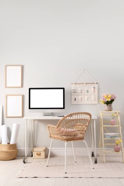 Modern bilgisayar ve çiçeklerle dolu rahat bir iş yeri. İç tasarım