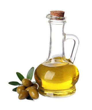 Bir sürahi yağ, olgun zeytin ve beyaz arka planda yapraklar.