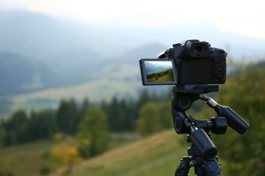Modern kamerayla dağlarda tripoda video çekiyorum.
