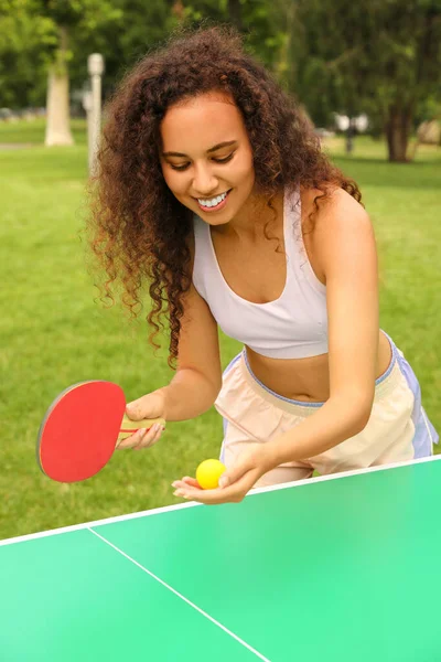 Giovane Donna Afroamericana Che Gioca Ping Pong All Aperto — Foto Stock