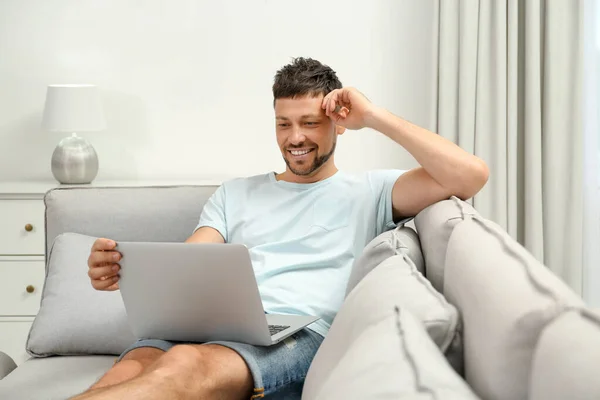 Glücklicher Mann Mit Laptop Auf Dem Sofa Hause Internet Einkauf — Stockfoto