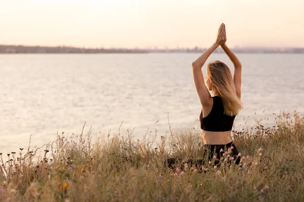 Fiatal Meditál Folyó Közelében Napsütéses Napon Visszapillantás Szöveg Helye — Stock Fotó