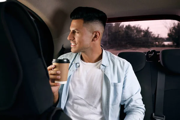 Homem Com Xícara Bebida Táxi Moderno — Fotografia de Stock