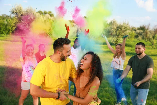 Szczęśliwa Para Pokryta Kolorowymi Farbami Proszkowymi Zewnątrz Święto Holi — Zdjęcie stockowe