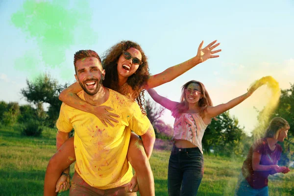 Gelukkig Stel Bedekt Met Kleurrijke Poeder Kleurstoffen Buiten Holi Festival — Stockfoto