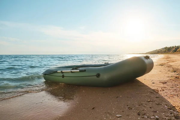 Nadmuchiwana Gumowa Łódź Rybacka Piaszczystej Plaży Pobliżu Morza — Zdjęcie stockowe