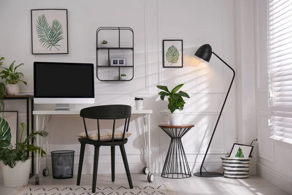 Lieu Travail Confortable Avec Ordinateur Moderne Plantes Intérieur Dans Chambre — Photo