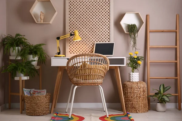 Local Trabalho Confortável Com Laptop Moderno Plantas Sala Quarto Design — Fotografia de Stock