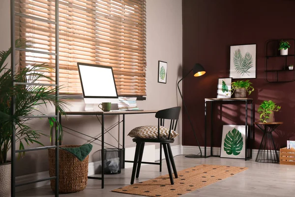 Bekväm Arbetsplats Med Modern Dator Och Eleganta Möbler Rummet Inredning — Stockfoto